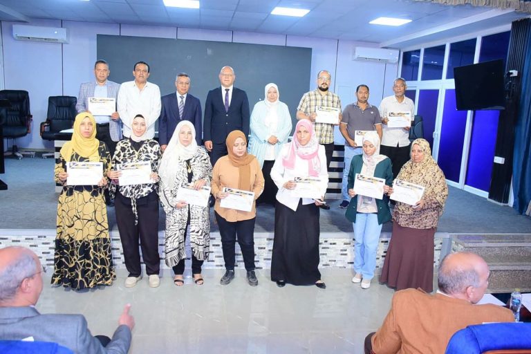 رئيس جامعة سوهاج يسلم شهادات اجتياز البرامج التدريبية للعاملين بالمدن الجامعية