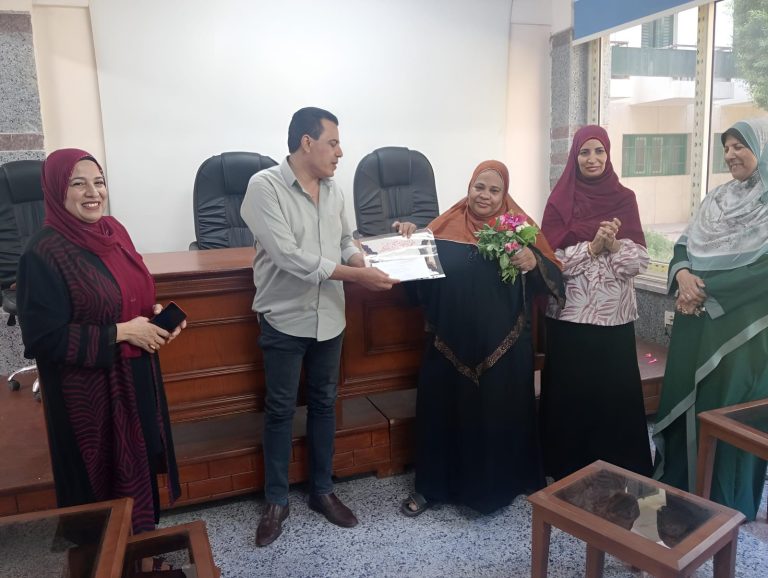 فى لفتة وفاء المدينة الجامعية للطالبات بجامعة سوهاج تكرم الأستاذة لبنى بهجت لبلوغها سن التقاعد.
