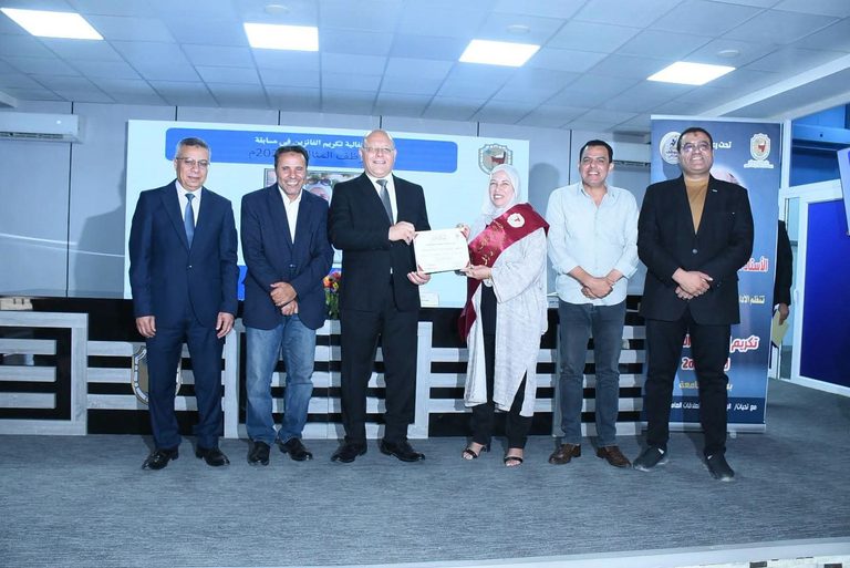 رئيس جامعة سوهاج يكرم مديرة المدينة الجامعية طالبات كموظفة مثالية.