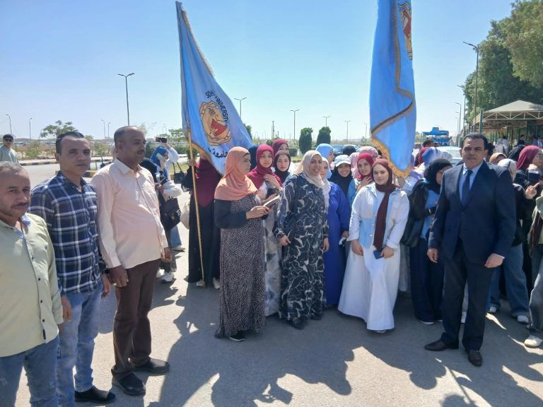 في مشهد وطني مهيب بمقر الجامعة الجديد بالكوامل مدن جامعة سوهاج تشارك في احتفالات نصر أكتوبر بمسيرة طلابية حاشدة.